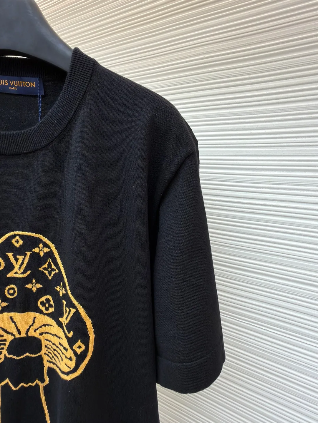 LOUIS VUITTON mushroom knitted intarsia round neck short-sleeved T-shirt ●Original version: 8950 purchase and development ●Item number: 1681455-A65 ●Material: pure cotton fabric ●Technology: knitted intarsia production ●Color: black ●Version: fitted version ●Weight: about 305 grams ●Size: XS-S-M-L ●Description: This T-shirt is made of high-quality knitted fabric, soft and crisp texture, black tone is classic and versatile. The round neck structure adopts precision hemming technology, and the neckline fits the neck and is not easily deformed. The mushroom pattern on the front adopts jacquard knitting technology, and the golden silk thread is integrated with the brand's classic logo. The texture is three-dimensional and delicate, highlighting the brand's high recognition. The body of the garment is sewn using industrial-grade flat seam technology. The stitches are smooth and even, and the stitches at the hem and cuffs are fine and firm. From the selection of knitted fabrics to the process control of jacquard patterns, every process reflects Louis Vuitton's pursuit of process precision and creative design. It not only retains the daily practicality of the T-shirt, but also shows the brand's light luxury recognition through the unique jacquard. It is a fusion of knitting technology and fashion design. The overall wiring is straight and delicate, the fabric is comfortable and soft, and the color is consistent without color difference. It can be matched with the same style to create a fashionable look and control various occasions. Customized accessories, complete with three standards, same style for men and women!